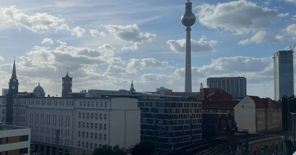Berliner Stadtpanorama mit Fernsehturm – Symbol für den urbanen Mietmarkt und die Kontrolle durch Hausverwaltungen